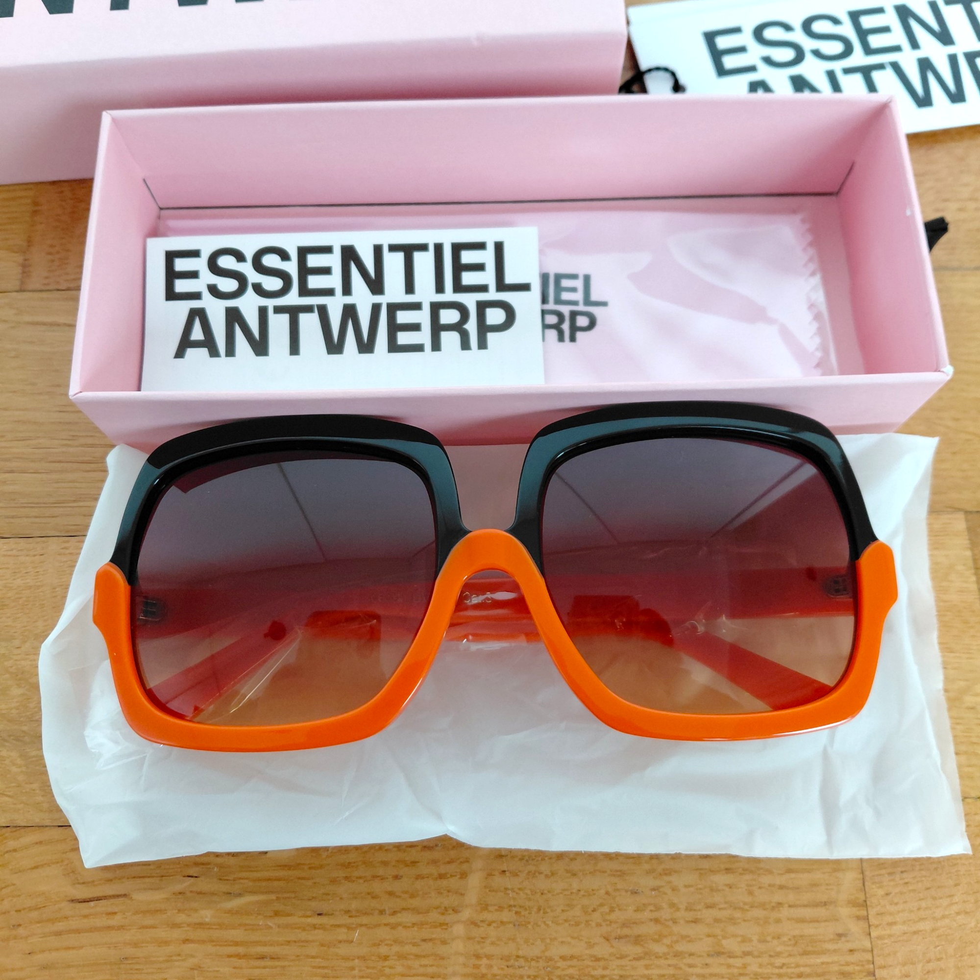 Zonnebril NIEUW ESSENTIEL ANTWERP